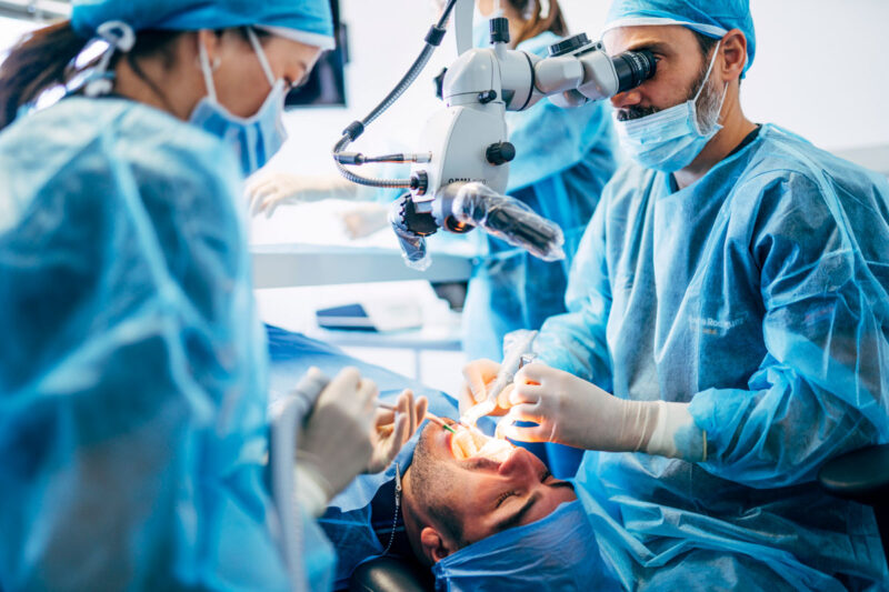 echipa medicala in timpul unei interventii de aditie de os