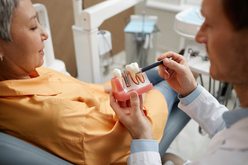medic dentist care explica pacientului componentele implantului dentar