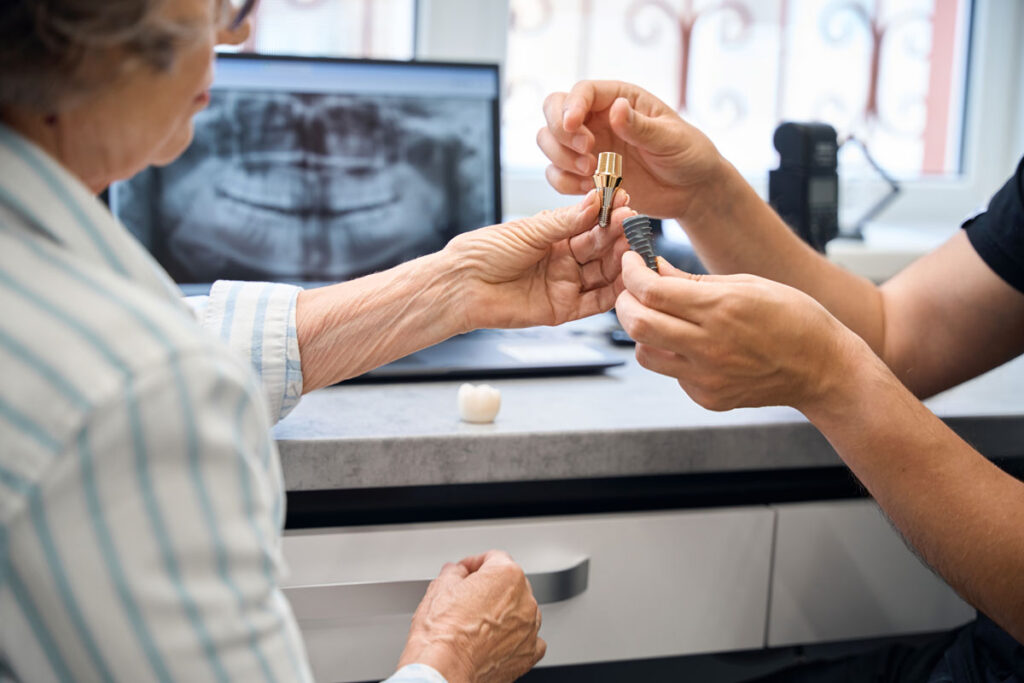 dentist care ii explica pacientei durabilitatea implantului dentar