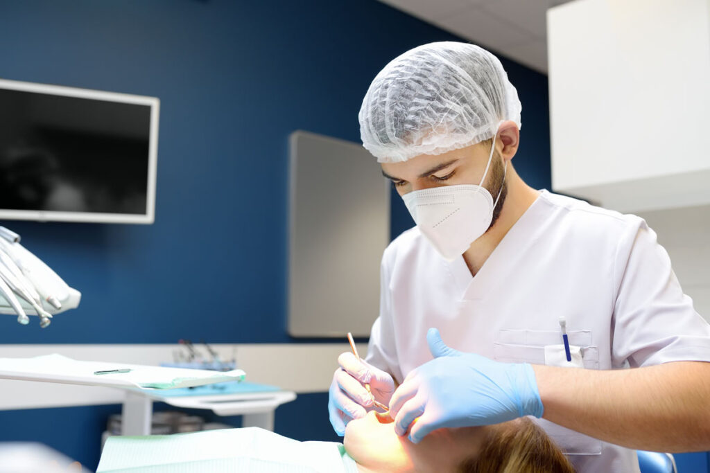medic stomatolog care verifica vindecarea pacientei dupa aditia de os