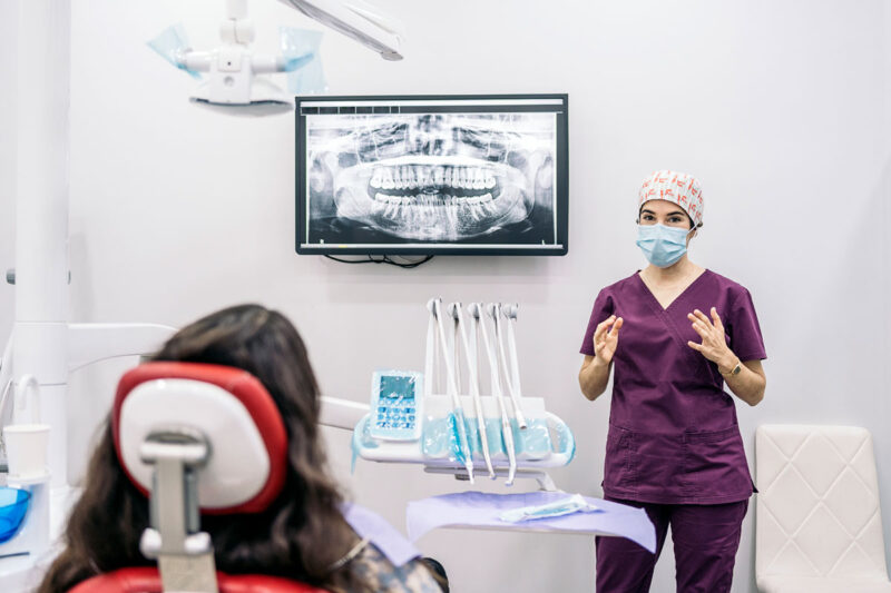 medic dentist explica pacientei contraindicatiile implantului dentar