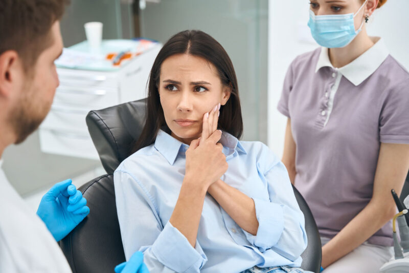 pacienta care acuza durere dupa implantul dentar