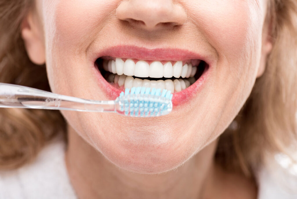 igiena riguroasa previne periimplantitei