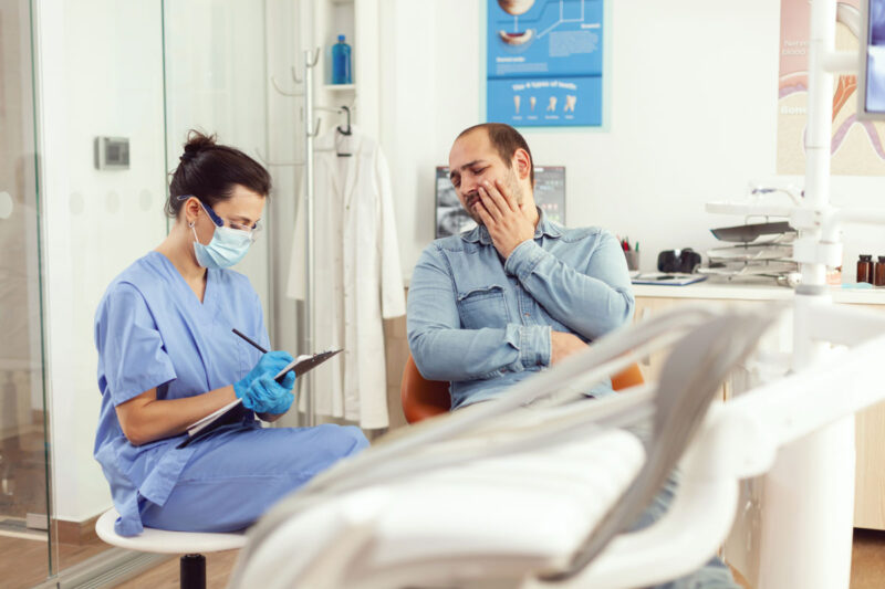 barbat care are simptome de respingere a implantului dentar