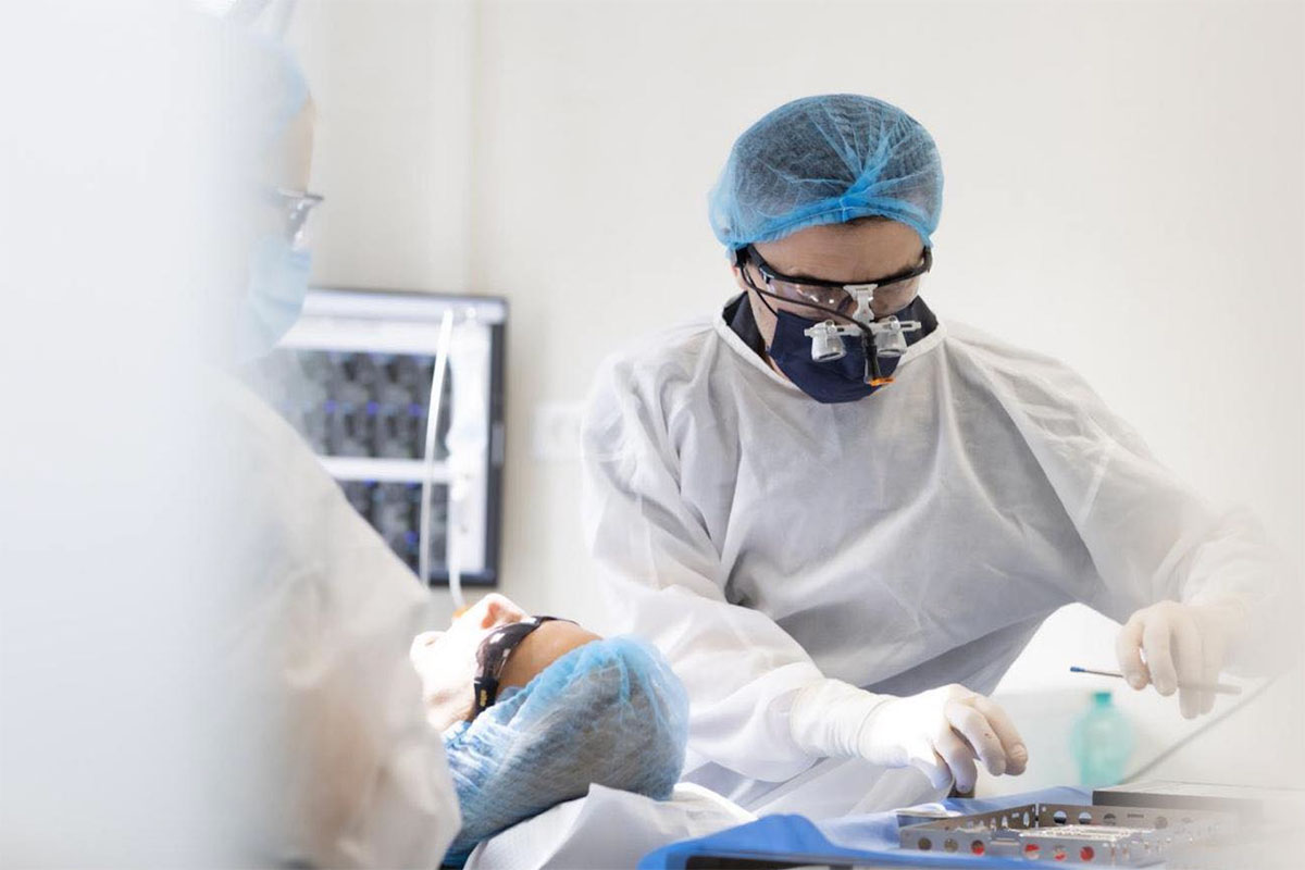 medic stomatolog in timpul interventiei fast and fixed